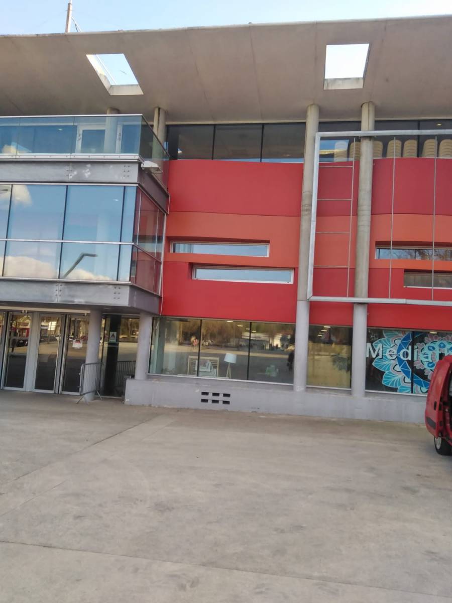 Nettoyage de vitrage en hauteur d'un cinéma à Saint Médard en Jalles avec nacelle, ravalement de façade et peinture