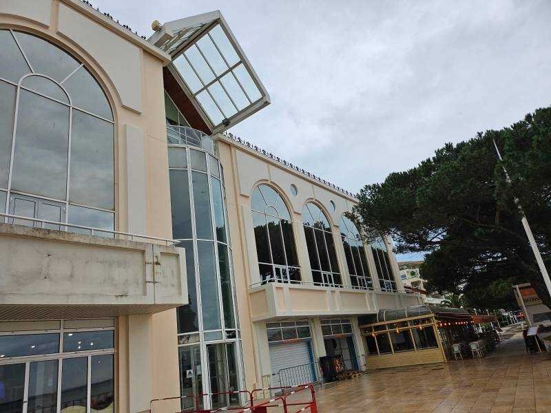 Nettoyage et ravalement de façade à Arcachon sur façade sale et encrassée et mise en peinture